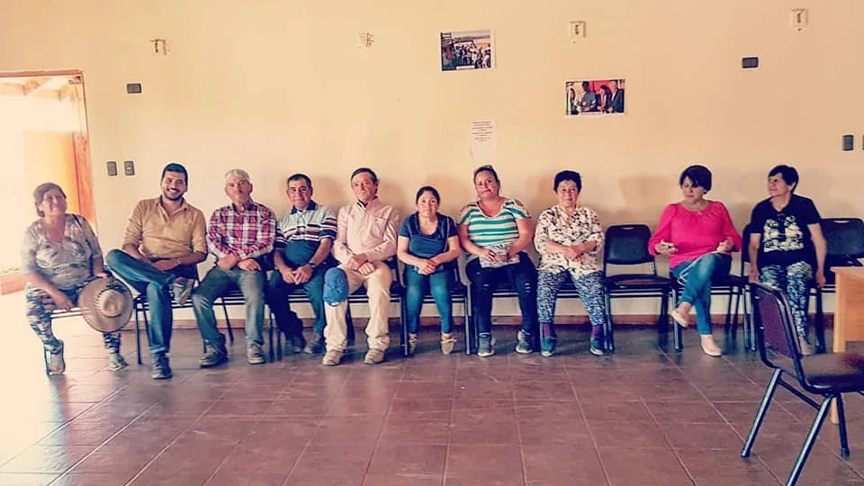 Reunión de vecinos en una sede comunitaria, el tipo de recinto que regulariza el Título II
